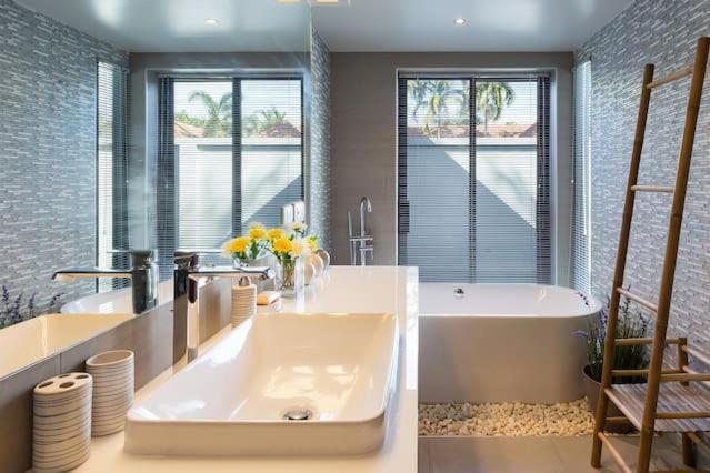 Villa Crystal Two-Bedroom Private Pool Villa 푸껫 외부 사진
